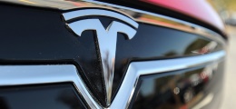 Analysten völlig uneinig Nach Kursrutsch "Buy" oder "Sell"? An der Tesla-Aktie scheiden sich die Geister