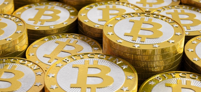 Keine klare Richtung Bitcoin hält sich nahe 100.000 Dollar: Spannung am Krypto-Markt vor dem Wochenende