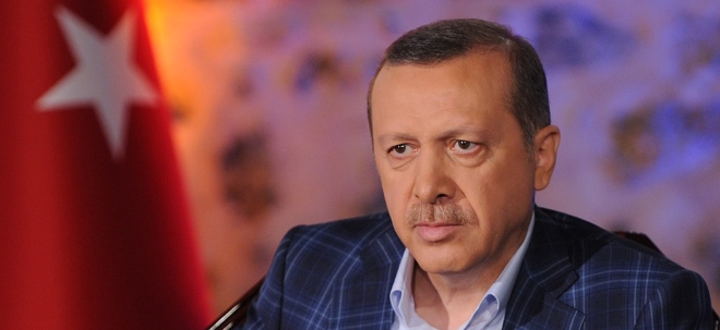 Vor Notenbank-Entscheidung Erdogan hält an Forderung nach Zinssenkung fest - Türkische Lira fällt