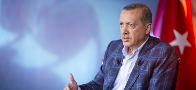 Vor Notenbank-Entscheidung Erdogan hält an Forderung nach Zinssenkung fest - Türkische Lira fällt