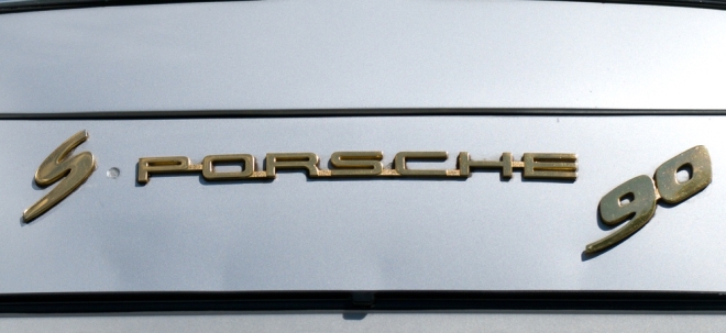 Rüstung & Co. Zollpaket im Fokus: Porsche-Aktie schneidet besser ab als VW, BMW und Mercedes