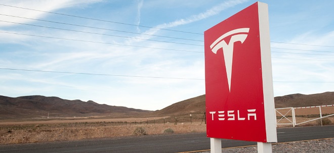 Weniger Bestellungen Tesla-Aktie unentschlossen: Tesla dürfte angeblich Rekordquartal verfehlen - Fertigungschef geht wohl