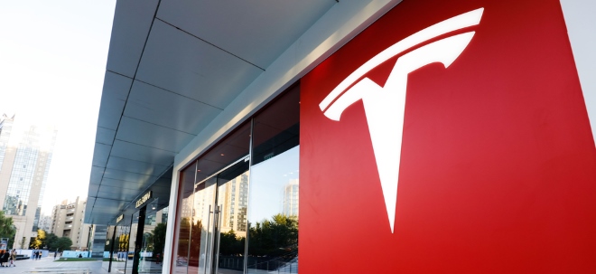 Deutlich nach Fristende Tesla-Aktie gewinnt: Termin für HV steht, Robotaxi-Pläne weiten sich aus